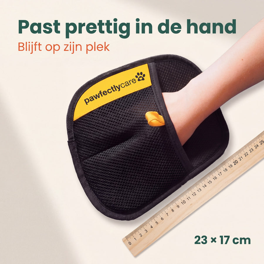 De handschoen aan een hand naast een liniaal: 24 bij 18 centimeter