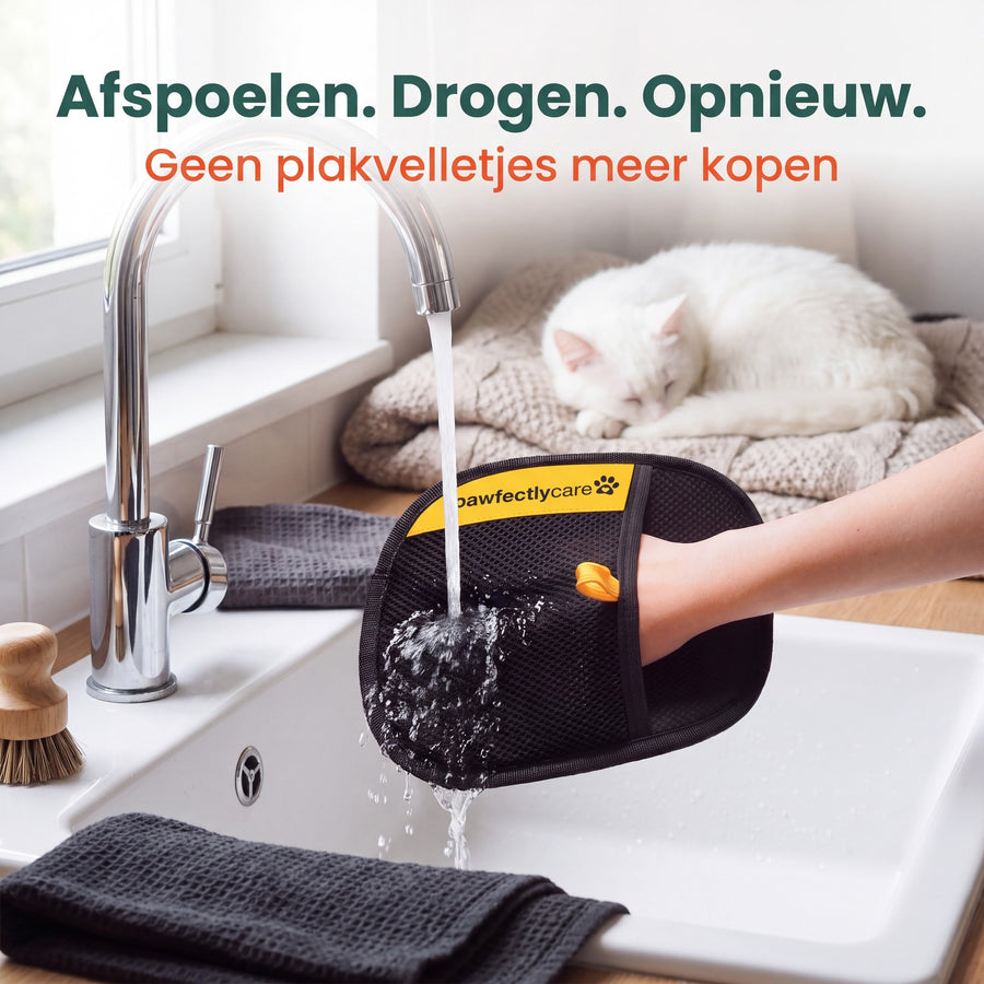De handschoen wordt afgespoeld onder de kraan
