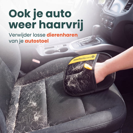 Autostoel vol dierenhaar wordt schoongeveegd met de Pawfectly-handschoen